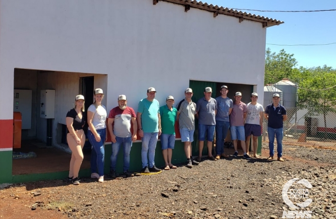 Suinocultores de Missal visitam propriedade em Santa Helena para conhecer produção de Biogás