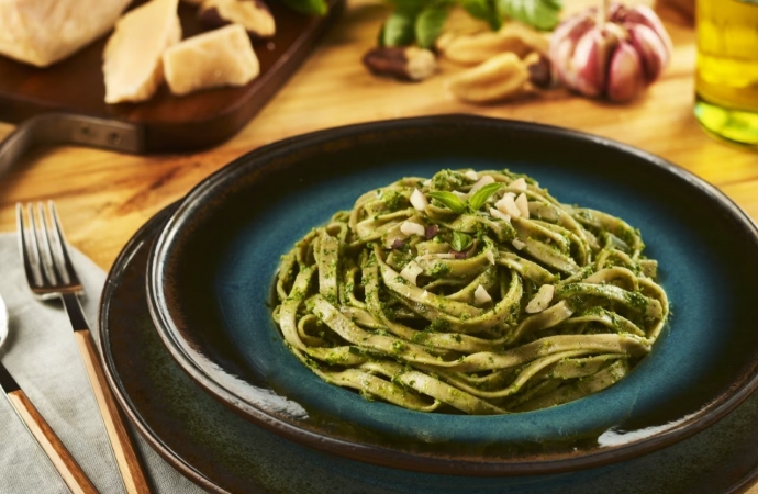 Talharim de Espinafre ao Molho Pesto de Rúcula