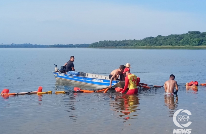 Tela de proteção contra ataques de piranhas é ajustada na Praia de Itaipulândia