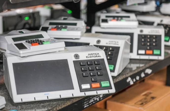 Tempestade não impede votação em São Miguel do Iguaçu, e Justiça Eleitoral reforça que urnas funcionam sem luz