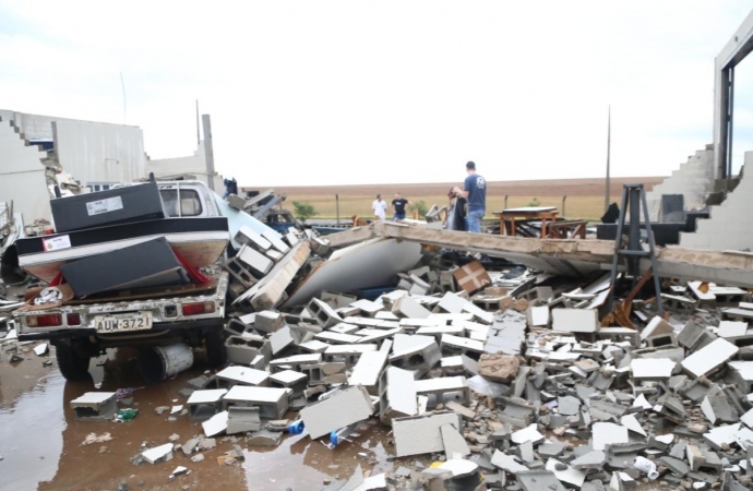 Temporal atinge Itaipulândia e causa destruição em imóveis e indústrias