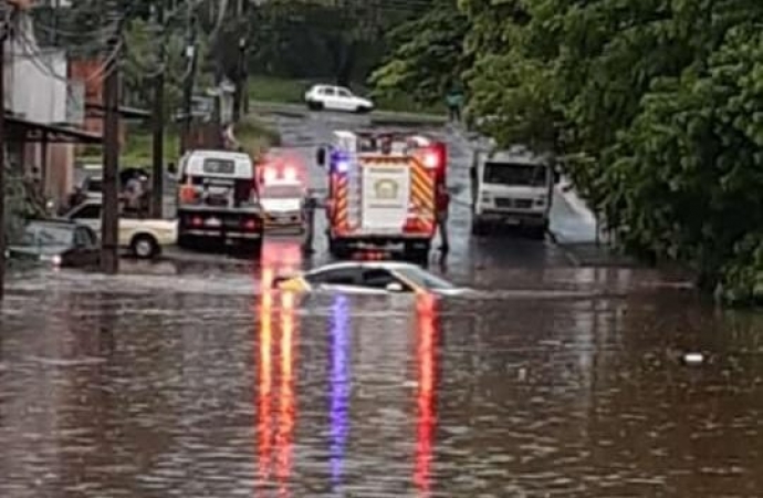 Temporal causa alagamentos e estragos em todas as regiões de Foz; veja imagens