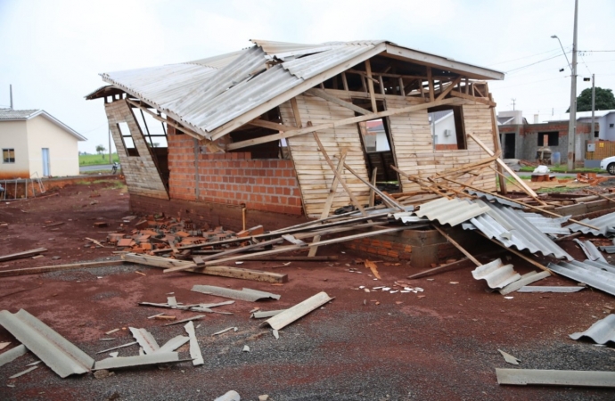 Temporal causa estragos e postes de transmissão de energia caem em Itaipulândia