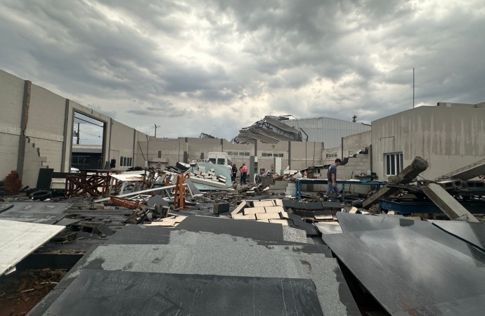 Temporal causa estragos em Itaipulândia e Missal