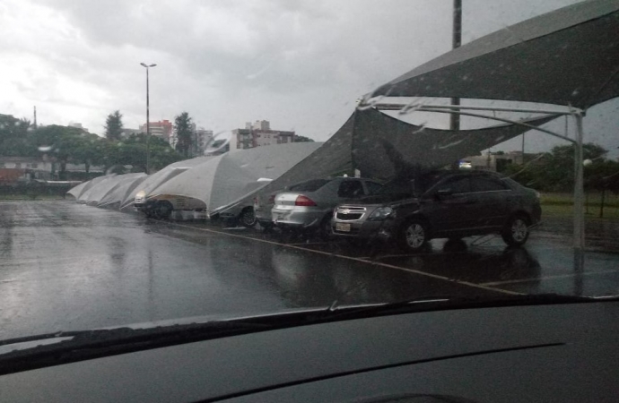 Temporal é registrado em Medianeira na tarde desta quarta-feira (10); vídeos