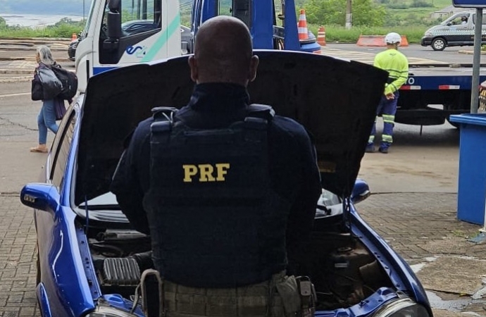 BR 277: Tentativa de assalto termina com carro recuperado e duas pessoas feridas em acidente