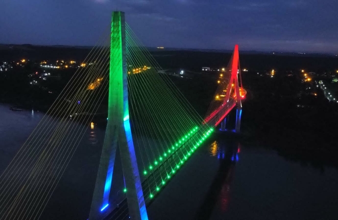 Testes de luzes mostram como será cenografia colorida da Ponte da Integração