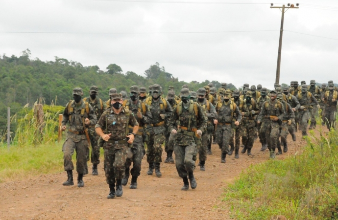 Tiro de Guerra 05-018 realiza manobra militar