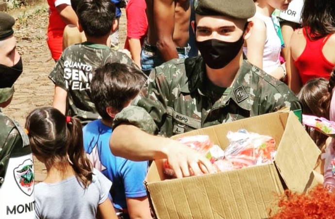 Tiro de Guerra realiza entrega de brinquedos no Dia das Crianças