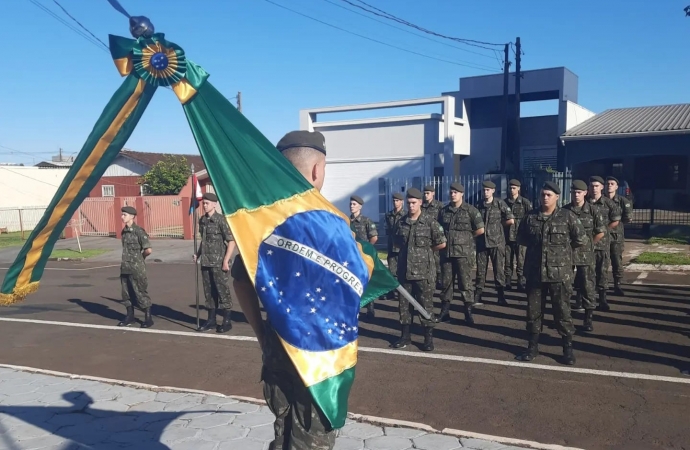Tiro de Guerra realiza formatura em comemoração Dia da Bandeira