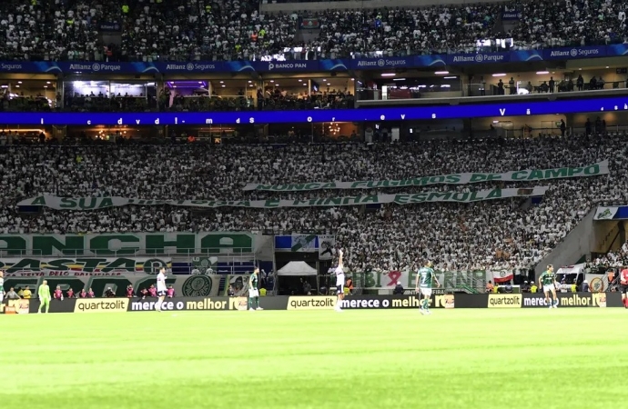 Torcida do Palmeiras protesta e diz que Libertadores é obrigação