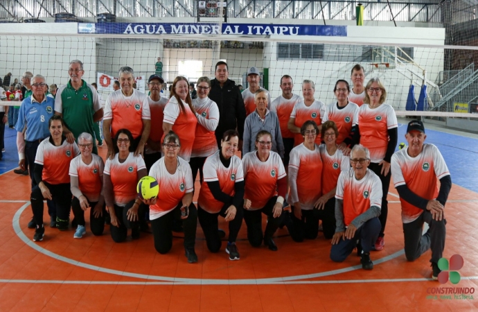 Torneio de Voleibol Gigante entre grupos proporciona intercâmbio em Missal