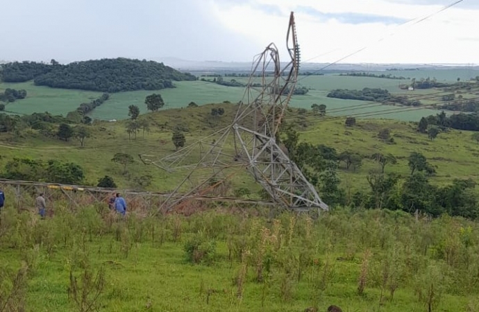 Torre de transmissão de energia cai em Medianeira; Aneel aponta indícios de vandalismo