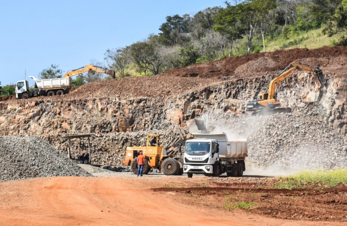 Trabalhos na Pedreira Municipal de São Miguel do Iguaçu  seguem em ritmo acelerado e pedras beneficiadas atendendo a comunidade