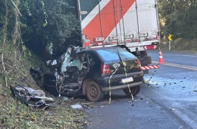 TRAGÉDIA: Cinco jovens morrem e bebê fica ferida após grave acidente entre carro e caminhão na BR-373, no Paraná