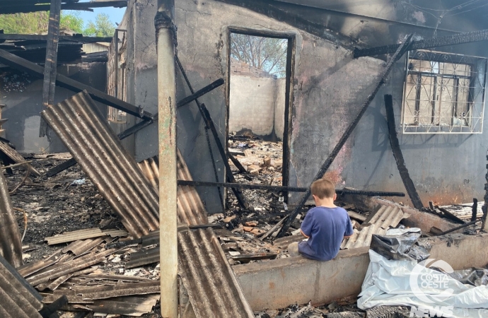 Tragédia: incêndio destrói casa inteira e deixa família desabrigada em São Miguel do Iguaçu