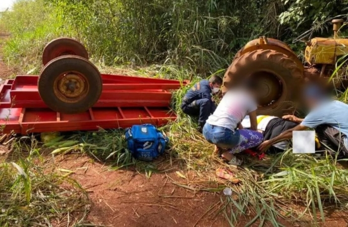 Trator perde o freio e tomba carroceria com oito pessoas no interior do Paraná