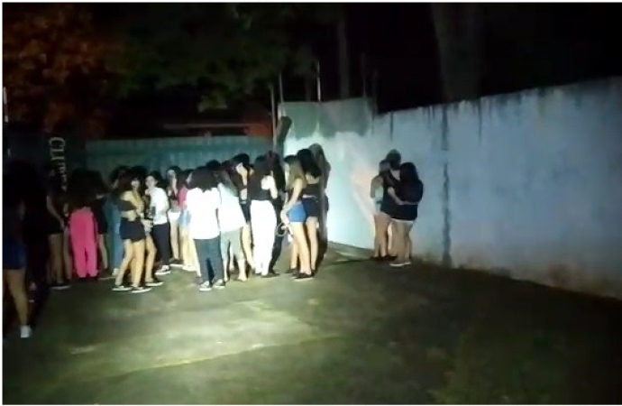 Três pais de adolescentes flagrados em rave estavam com Covid-19 em Foz do Iguaçu