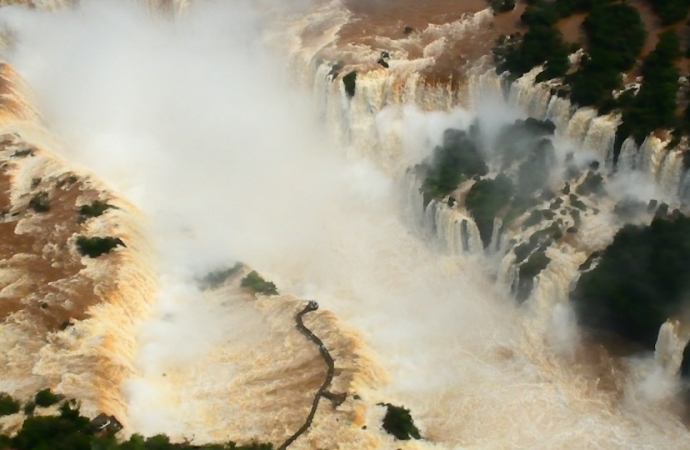 Turista cai nas Cataratas do Iguaçu no lado argentino e desaparece