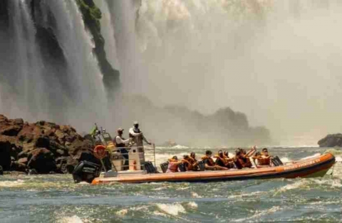 Turista holandês morre após barco virar durante passeio nas Cataratas do Iguaçu