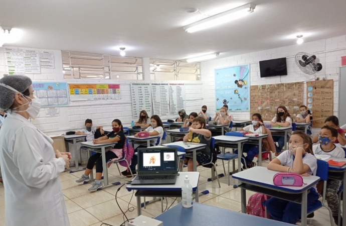 UBS Belo Horizonte trabalha prevenção de gravidez na adolescência com alunos do 5º ano da Escola Grizelde
