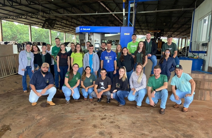 UNIGUAÇU: Acadêmicos de Medicina Veterinária realizam visita técnica em propriedade referência no Sistema Compost Barn com ordenha robótica