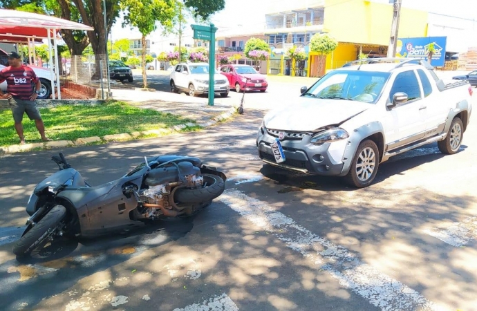 Utilitário colide contra motocicleta no centro de Santa Helena