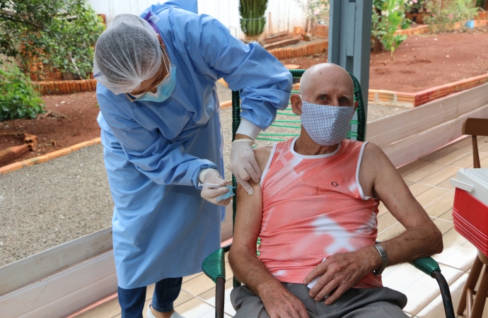 Vacinação contra a Covid-19 em idosos já iniciou em Santa Helena