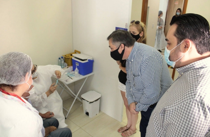 Vacinação e medidas de enfrentamento à pandemia melhoram indicadores no Paraná