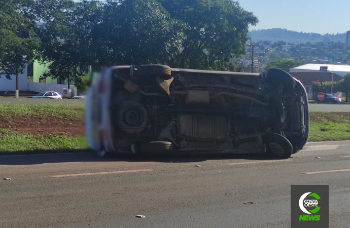 Van tomba após colisão na BR-277 em São Miguel do Iguaçu