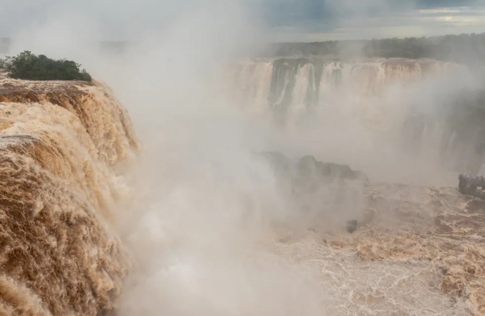 Vazão das Cataratas do Iguaçu sobe 5 vezes e atinge 7 milhões de litros por segundo