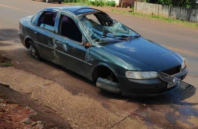 Vectra capota após ser fechado por caminhão na PR 497 em Itaipulândia