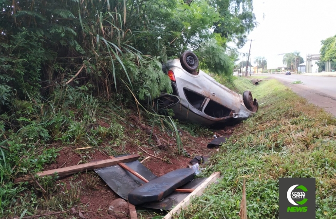 Veículo abandonado em acidente é recolhido pela PRE em Santa Helena; homem diz ter sido esfaqueado