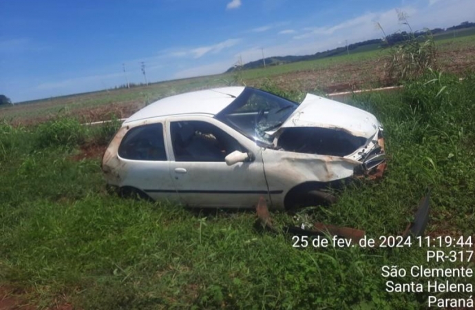 Veículo acaba colidindo contra barranco na PR-317 em Santa Helena