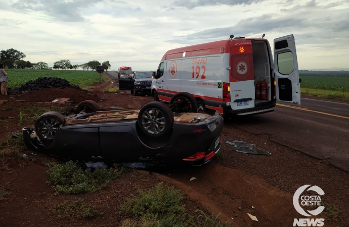 Condutora perde controle de veículo e capota na PR-497