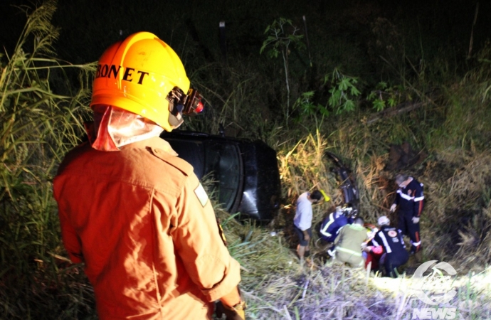 Veículo cai em barranco de 10 metros na PR 488 em Diamante D’Oeste (vídeo)