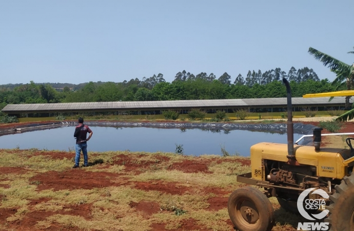 Veículo cai em esterqueira no interior de Santa Helena e ao menos dois morrem