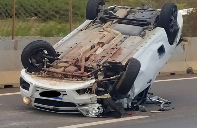 Veículo capota após colisão na BR-277 em Matelândia