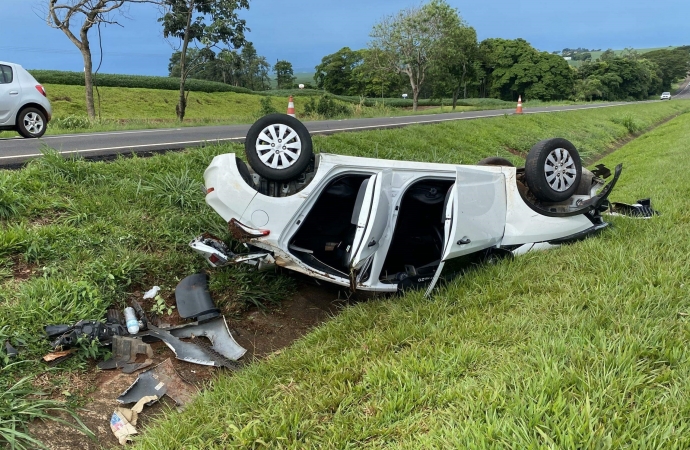Veículo capota após tentativa de assalto na BR 277 entre São Miguel do Iguaçu e Medianeira