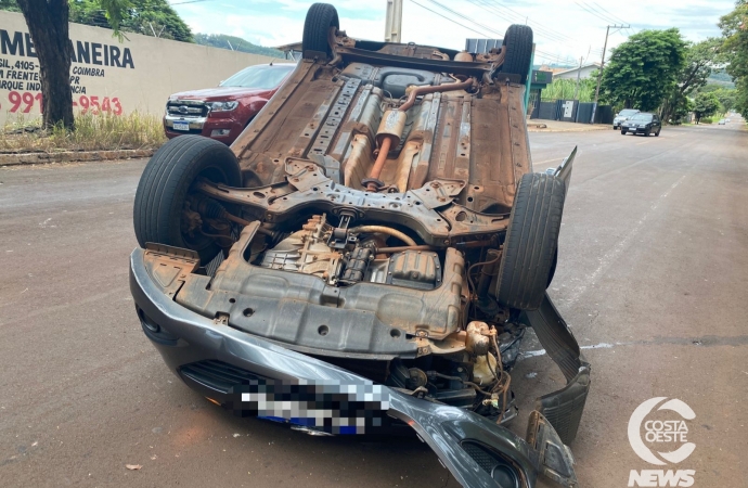 Veículo capota na Avenida Iguaçu em São Miguel do Iguaçu