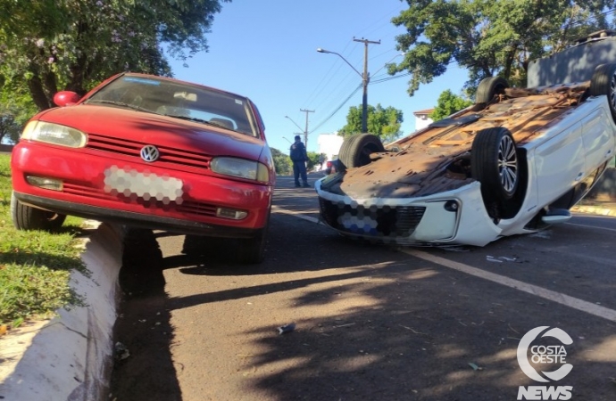 Veículo capota na Avenida Iguaçu, em São Miguel