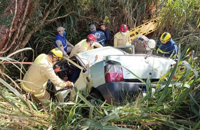 Veículo capota na BR-277, na divisa de Foz com Santa Terezinha de Itaipu