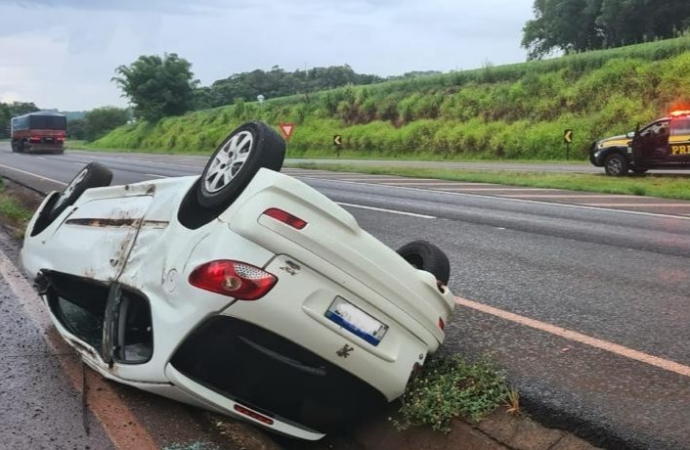 Veículo capota na BR 277