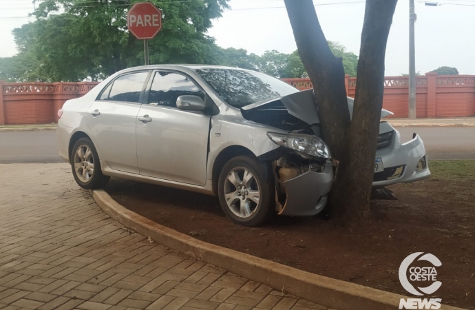 Veículo colide contra árvore após condutor perder o controle próximo à Capela Mortuária em Santa Helena