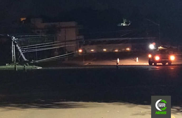 Veículo colide em poste e deixa moradores sem luz em Medianeira