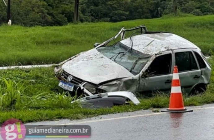 Veículo com placas de São Miguel do Iguaçu sai da pista e capota na BR 277