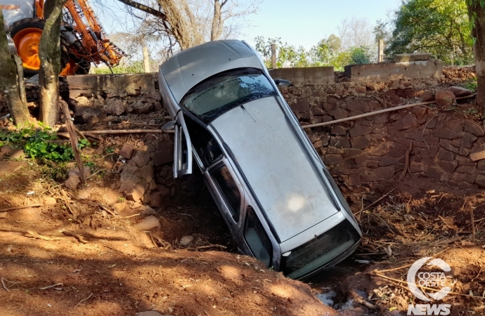 Veículo é abandonado ao cair de ponte no interior de Santa Helena