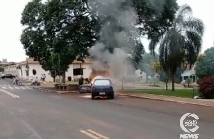 Veículo é consumido pelo fogo em Entre Rios do Oeste