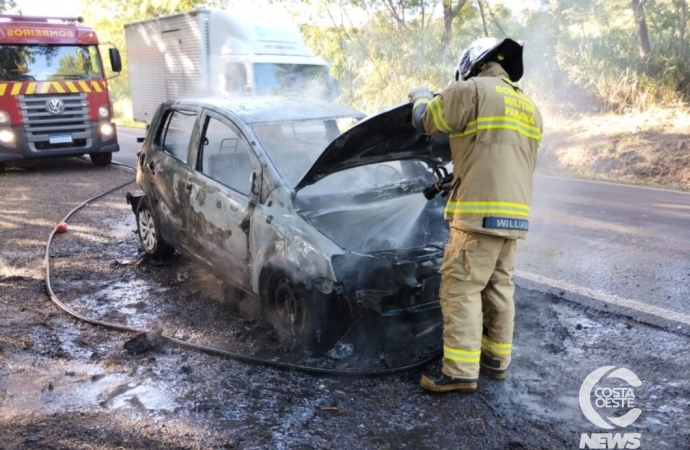 Veículo é consumido pelo fogo na rodovia entre Missal e Medianeira