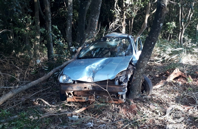 Veículo fica destruído em acidente no interior de Santa Helena e ocupantes saem ilesos